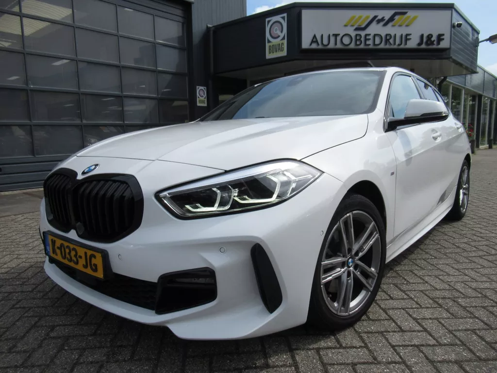 BMW 1-serie 116i Executive Edition / AUTOMAAT / PANO / NAV / Camera / Stoelverwarming