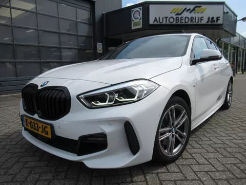 BMW 1-serie 116i Executive Edition / AUTOMAAT / PANO / NAV / Camera / Stoelverwarming