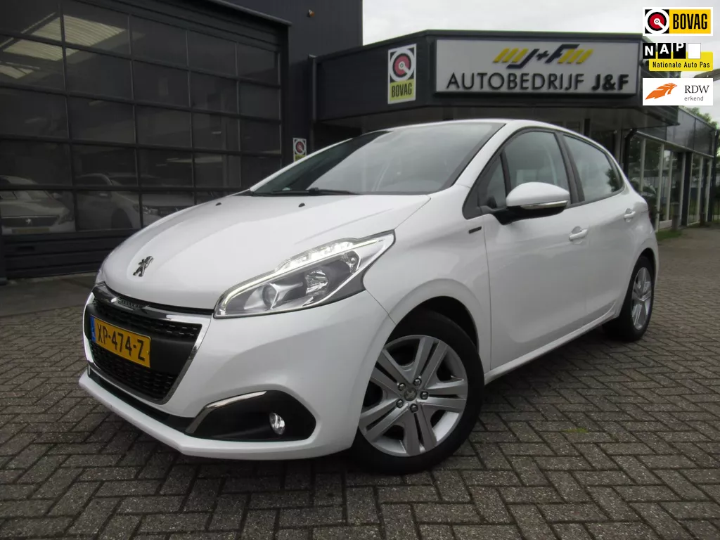 Peugeot 208 1.2 PureTech Signature / Navi / PDC / Carplay